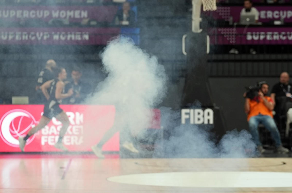 FIBA Super Cup Γυναικών: Διακόπηκε λόγω επεισοδίων το Φενέρμπατσε-Μπεσίκτας (vids)