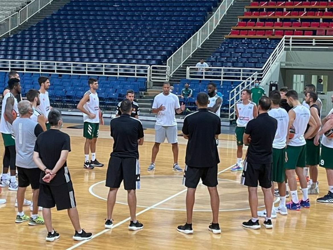Μάικ Μπατίστ: Ήρθε στην Ελλάδα και μίλησε στους παίκτες του Παναθηναϊκού στο ΟΑΚΑ