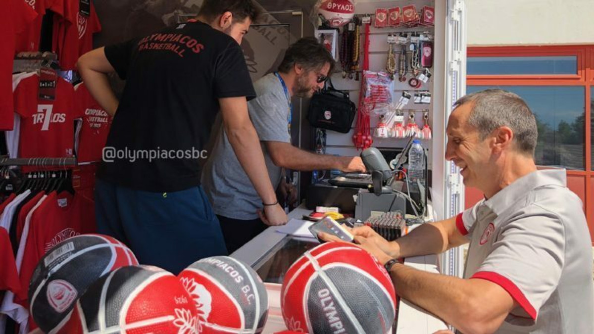 Οι &quot;ερυθρόλευκες&quot; αγορές του Μπλατ και οι παίκτες-πωλητές-πελάτες! (pics)
