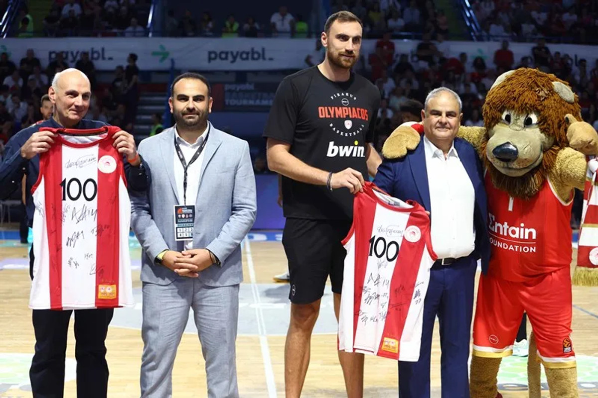 Ολυμπιακός: Τίμησε τη μνήμη του Νεόφυτου Χανδριώτη (pics)