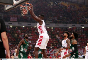 Κυρίαρχος ο Ολυμπιακός 74-61 και 1-0 τον Παναθηναϊκό