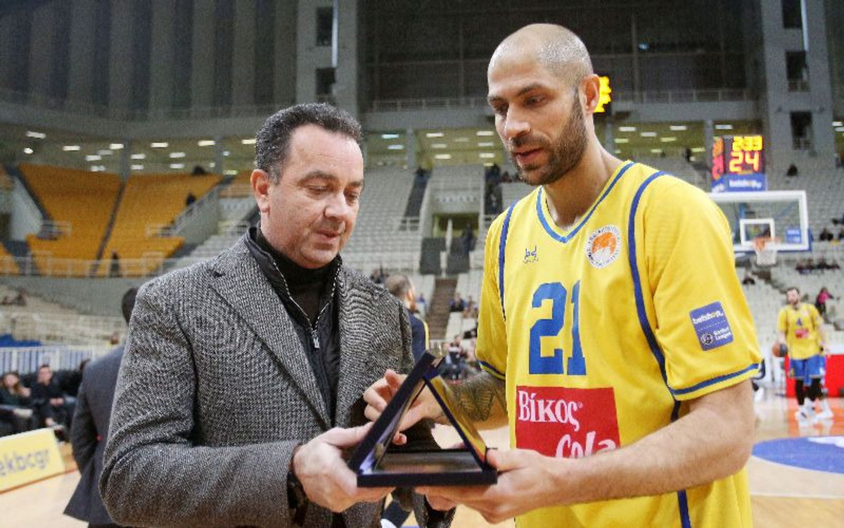 Βράβευσε Βασιλόπουλο η ΑΕΚ ! (pics)