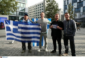 Ελλάδα-Γερμανία: Η προσέλευση των Ελλήνων φιλάθλων κι ο... Ευτύχης Μπλέτσας (gallery)