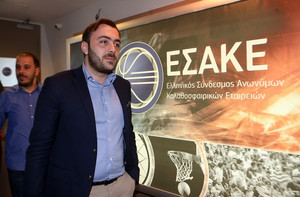 &quot;Βέλη&quot; Μπούμπουρα σε Παναθηναϊκό-Ολυμπιακό