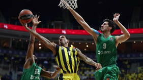 H Φενέρμπαχτσε 87-72 την Νταρουσάφακα φουλ για την πρωτιά στην κανονική περίοδο