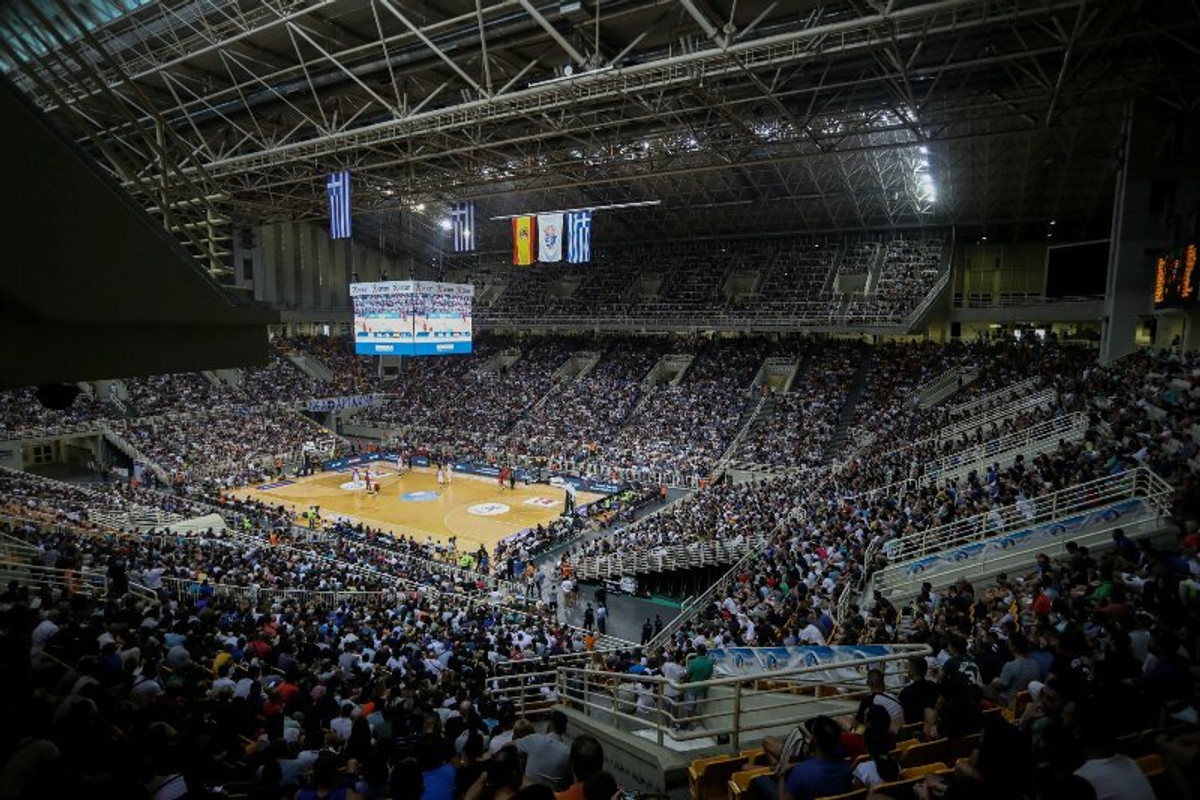 ΕΟΚ: Η γαλανόλευκη λαοθάλασσα στο ΟΑΚΑ (gallery)