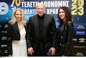 Νίκος Γκάλης: Με την οικογένειά του για να βραβευτεί από τον ΠΣΑΤ (pics)
