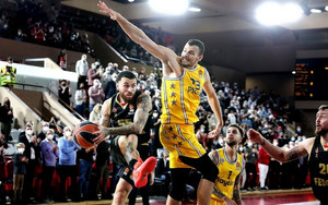 Το τρομερό buzzer του Μάικ Τζέιμς με τη Μακάμπι (vid)