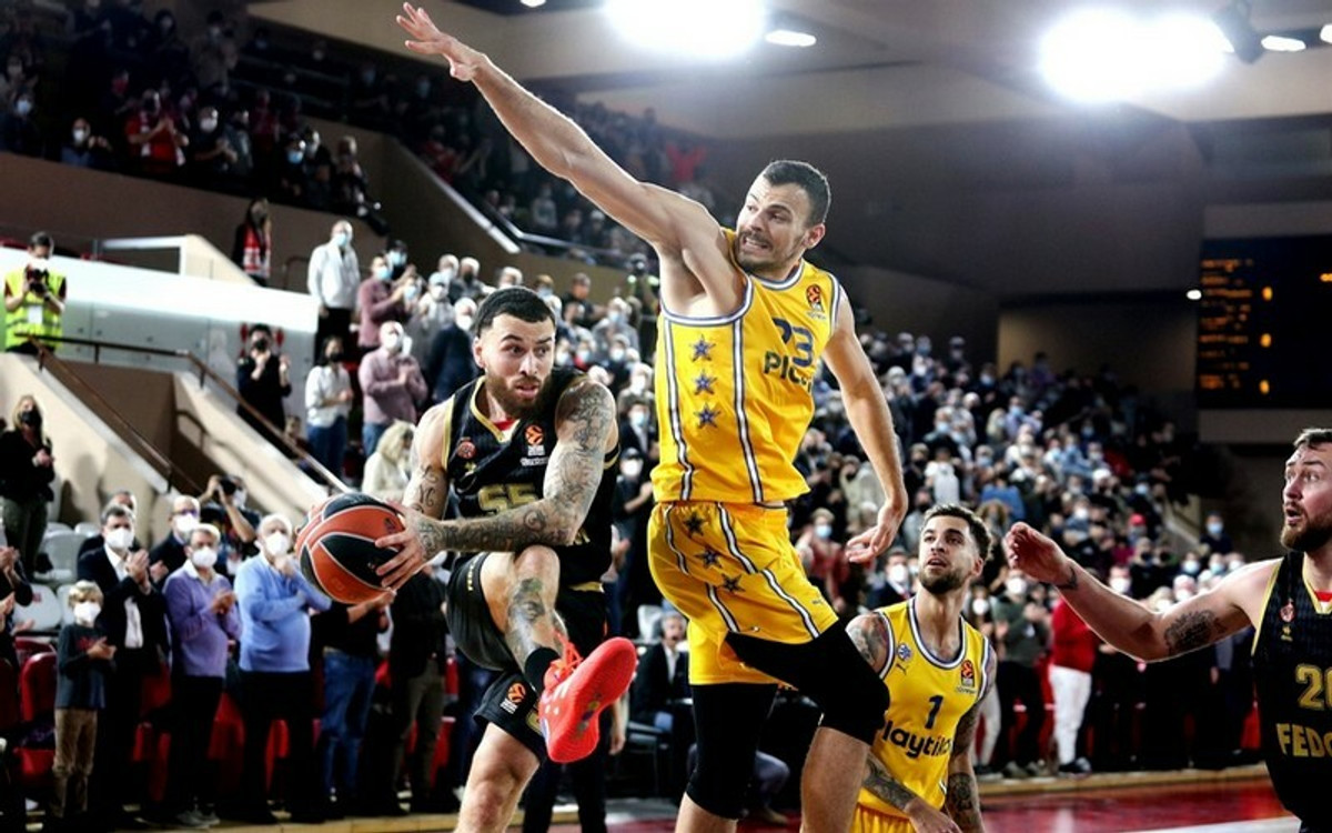 Το τρομερό buzzer του Μάικ Τζέιμς με τη Μακάμπι (vid)