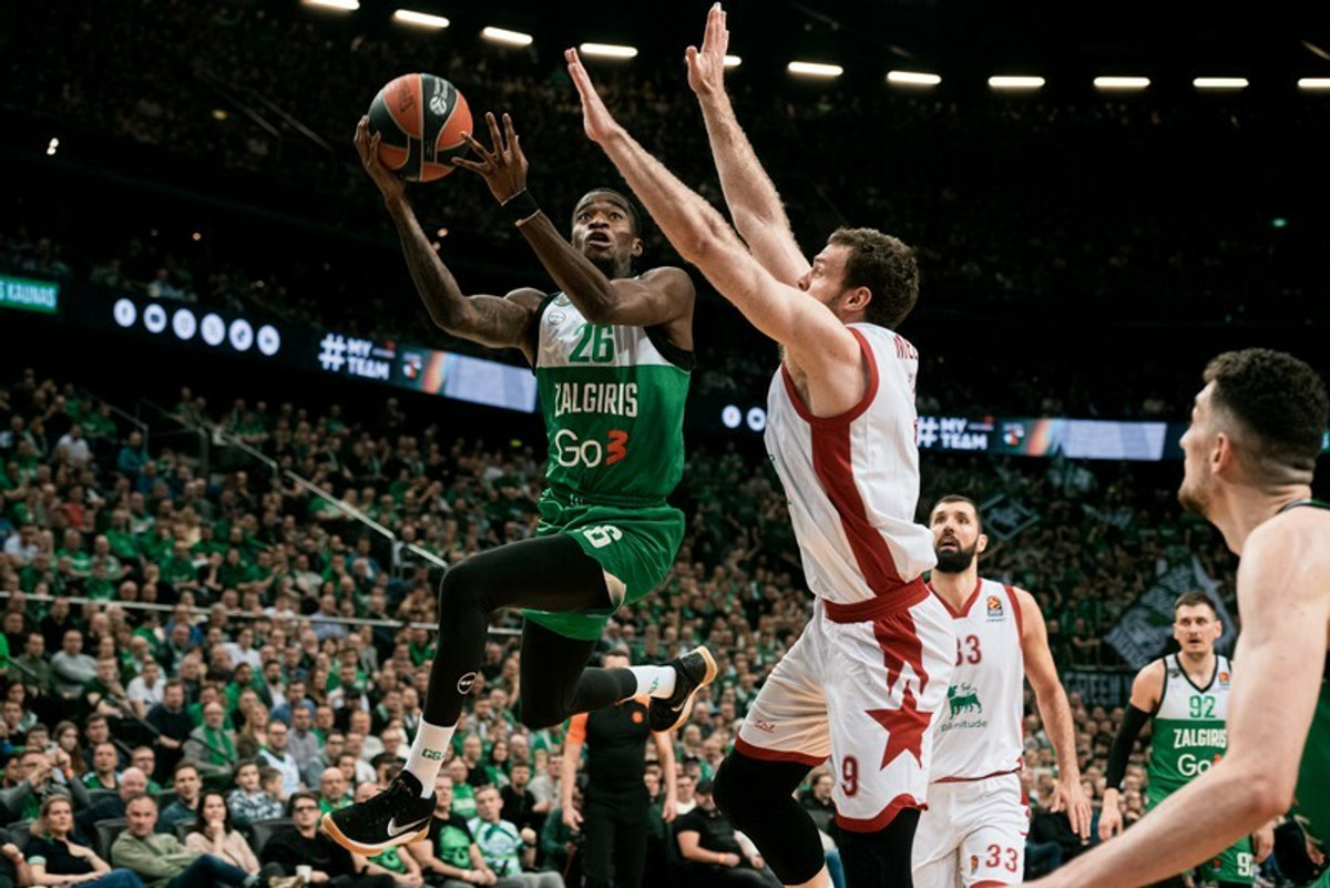 Δεν τα παρατάει η Ζαλγκίρις, 87-73 τη Μιλάνο (vid)