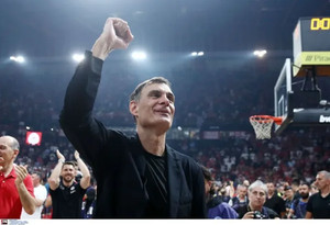 Μπαρτζώκας: &quot;Σκέφτηκα ότι ίσως δεν πρέπει να συνεχίσω στον Ολυμπιακό&quot; (vid)