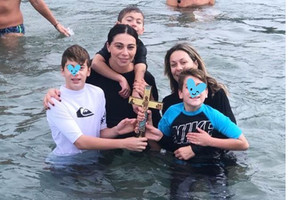 Βούτηξε πάλι για τον Τίμιο Σταυρό η Ολυμπία Χοψονίδου με τα αγόρια της (pic)