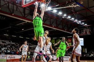 BCL: Super Χαραλαμπόπουλος στο break της Σάσαρι- Με ΜακΚόλουμ η Καρσίγιακα 89-85 την Μπρεογάν