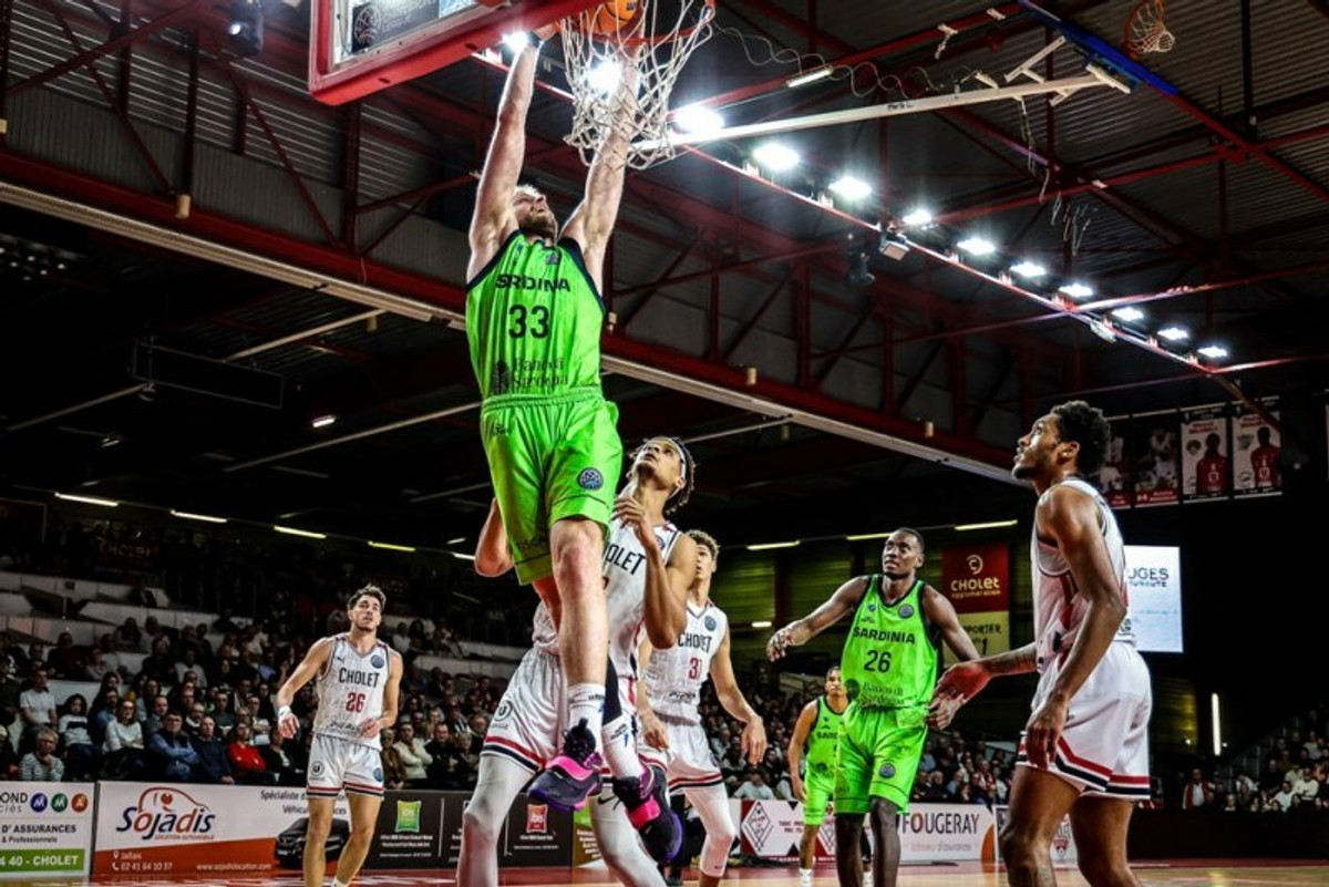BCL: Super Χαραλαμπόπουλος στο break της Σάσαρι- Με ΜακΚόλουμ η Καρσίγιακα 89-85 την Μπρεογάν