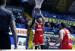 Έτσι πέρασε από το Περιστέρι ο Ολυμπιακός (vid)
