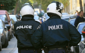 Επεισόδια έξω από το κλειστό της Νέας Σμύρνης, τραυματίας ένας αστυνομικός !