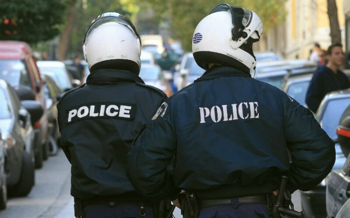 Επεισόδια έξω από το κλειστό της Νέας Σμύρνης, τραυματίας ένας αστυνομικός !