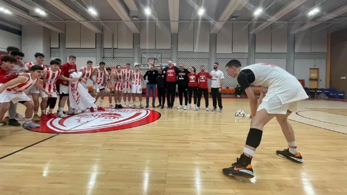 Ολυμπιακός: Πρωταθλητές ΕΣΚΑΝΑ με... σκούπα οι Έφηβοι! (pics)