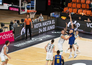 Η Μπαρτσελόνα 96-92 την Μπανταλόνα στην έναρξη της τελικής φάσης (vid &amp; pics)