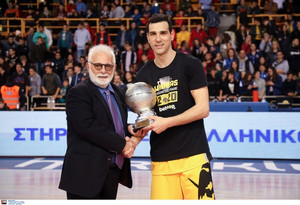 Ζήσης: &quot;Αφιερωμένο στην οικογένειά μου, έβαλα ένα... λιθαράκι, τώρα F4&quot;