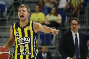 Επιστροφή από το -13 και το σερί συνεχίζεται για τη Φενέρ, 77-73 τη Μανίσα