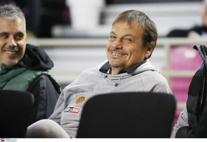 Στις courtside θέσεις ο Αταμάν παρακολουθεί το Ολυμπιακός-Περιστέρι