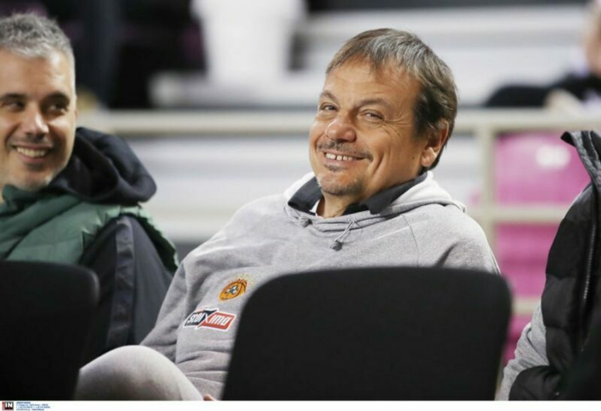 Στις courtside θέσεις ο Αταμάν παρακολουθεί το Ολυμπιακός-Περιστέρι