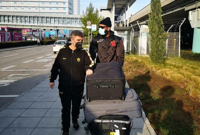 ΑΕΚ: Έφτασε στην Αθήνα ο Κιθ Λάνγκφορντ (pic)