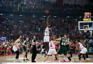 Ολυμπιακός-Παναθηναϊκός: Τα photo clicks από το ΣΕΦ (gallery)