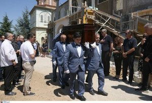 Πλήθος κόσμου στο τελευταίο &quot;αντίο&quot; στον Στέλιο Συμεωνίδη
