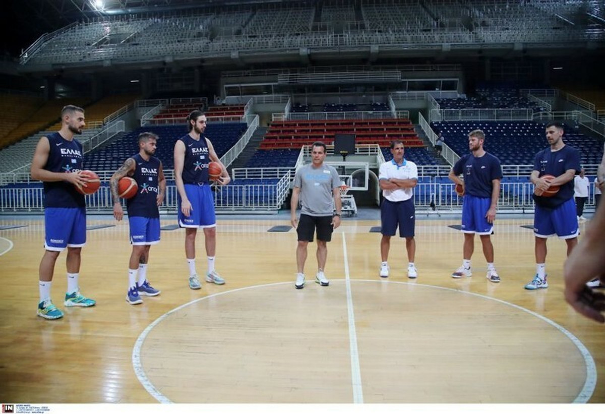 Ιτούδης: &quot;Να παίξουμε για το &quot;Ελλάς&quot; μπροστά στη φανέλα&quot;