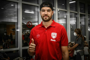 Ολυμπιακός: Έφτασε στην Ελλάδα ο Άλεκ Πίτερς (pics)