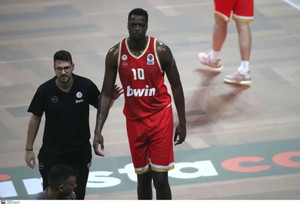 Στο νοσοκομείο για εξετάσεις ο Φαλ, χειροκροτήθηκε στο ΟΑΚΑ (pics &amp; vid)