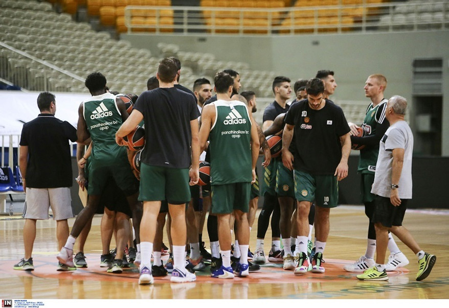 Οργανωμένοι φίλαθλοι του Παναθηναϊκού περίμεναν την αποστολή στο πάρκινγκ