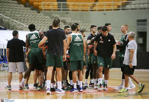 Οργανωμένοι φίλαθλοι του Παναθηναϊκού περίμεναν την αποστολή στο πάρκινγκ