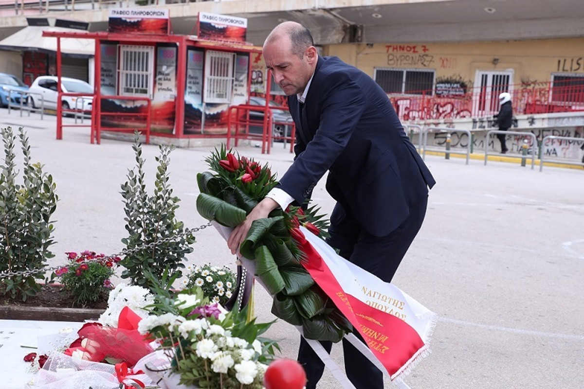 Ολυμπιακός: Ο Π. Αγγελόπουλος κατέθεσε στεφάνι στη μνήμη των θυμάτων της Θύρας 7 (pics)