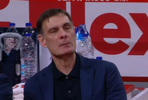 Στιχομυθία φιλάθλου του Ολυμπιακού με τον Μπαρτζώκα: &quot;Έλα να κοουτσάρεις εσύ&quot;! (vid)