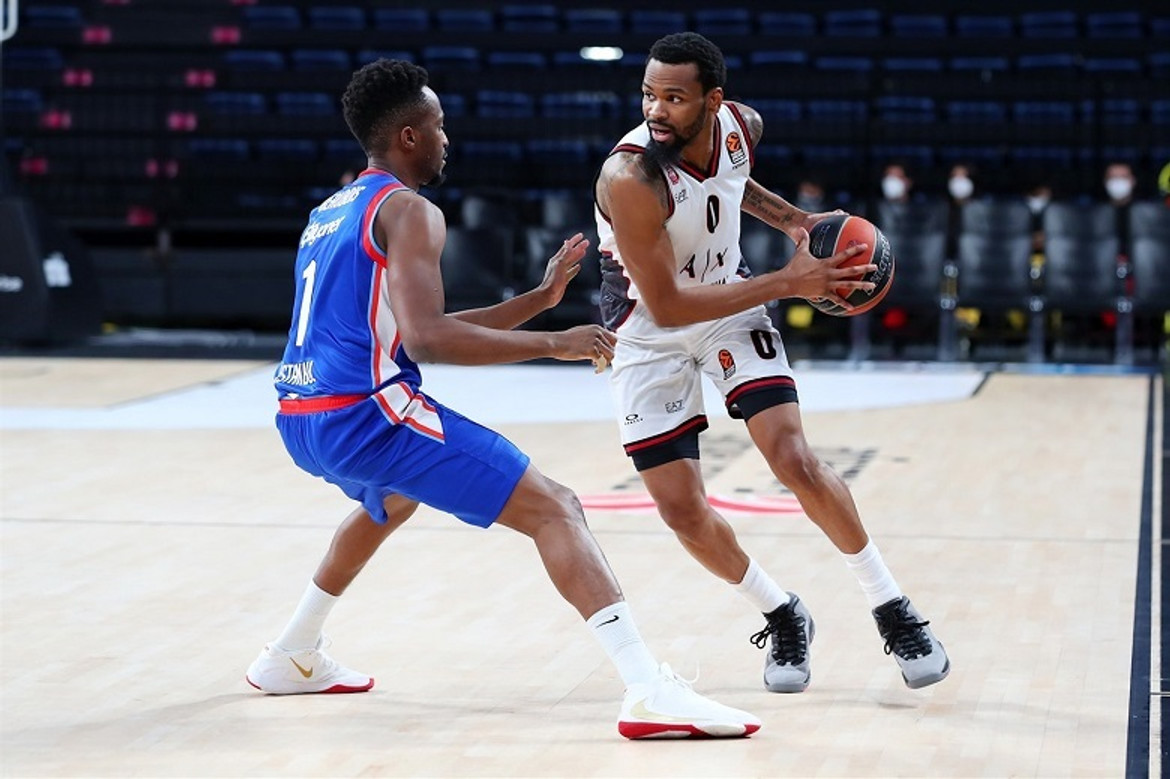 Εφές-Αρμάνι Μιλάνο 69-72: Έφυγε με δύο διπλά από την Κωνσταντινούπολη (video)