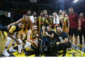 AEK: Υποδέχθηκε με αγάπη και δώρα τον μικρό Ηλία! (pics)
