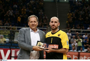 ΑΕΚ: Ο Μάκης Αγγελόπουλος βράβευσε τον &quot;Mr Assist&quot; Κίνο Κολόμ (vid)