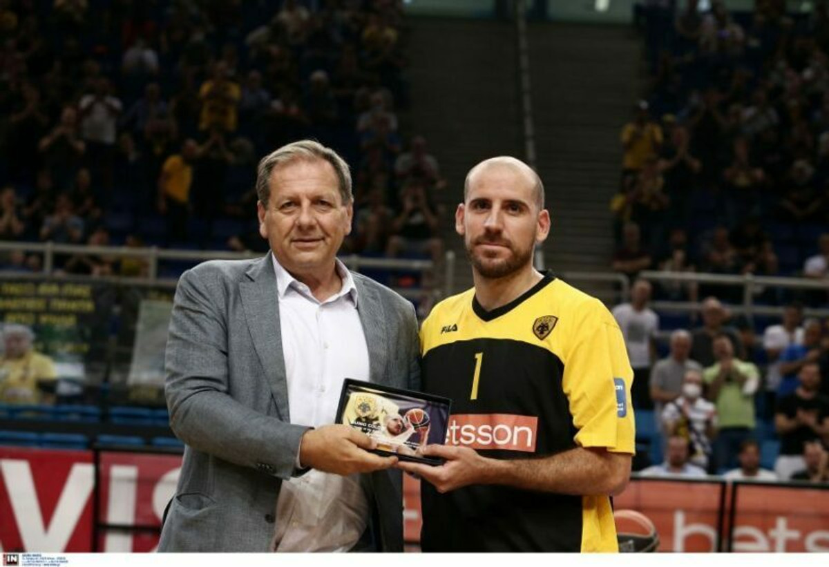 ΑΕΚ: Ο Μάκης Αγγελόπουλος βράβευσε τον &quot;Mr Assist&quot; Κίνο Κολόμ (vid)