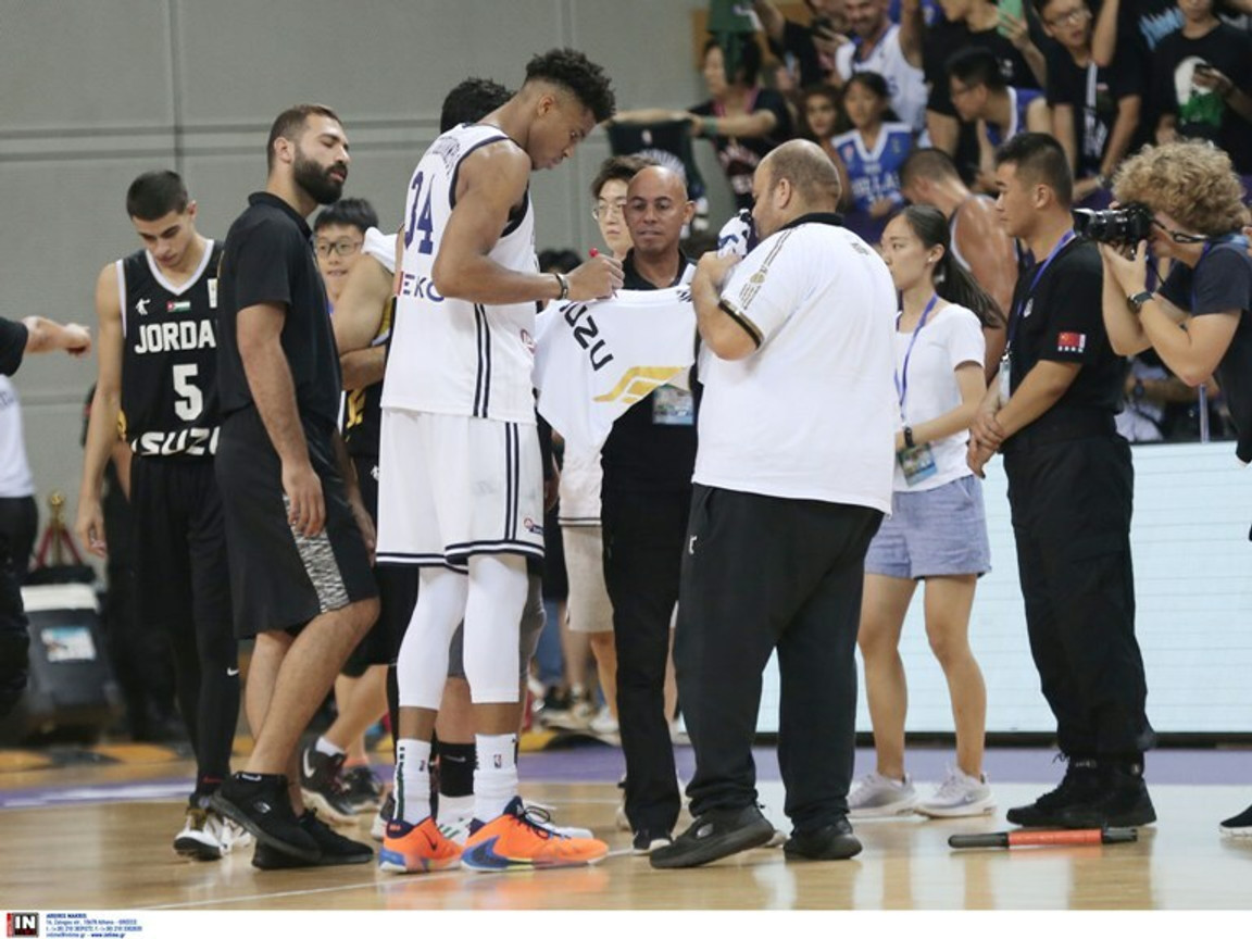 Αντετοκούνμπο: Οι Ιορδανοί του ζήτησαν αυτόγραφα και φωτογραφίες! (pics)