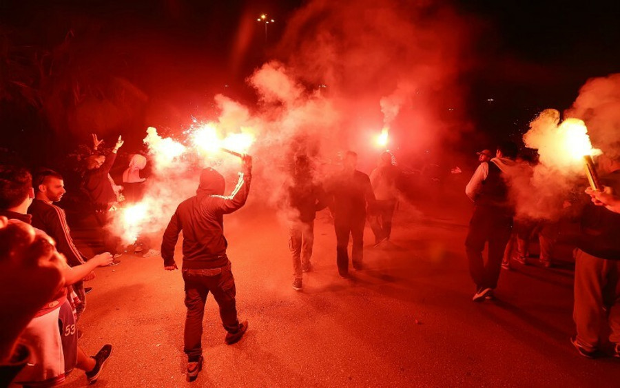 Υποδοχή της αποστολής του Ολυμπιακού στο ΣΕΦ από οπαδούς!