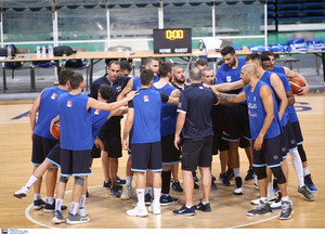 Μια γροθιά οι παρόντες!