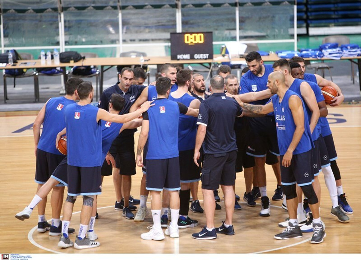 Μια γροθιά οι παρόντες!