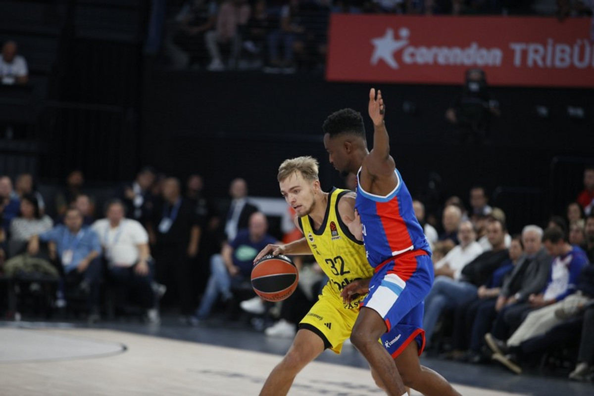 Νίκη 83-78 η Φενέρμπαχτσε επί της Εφές - Μπουνιές μεταξύ Μπράιαντ και Μπιμπέροβιτς! (vids)