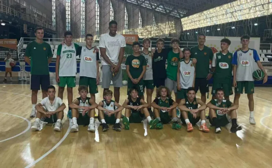 Η επίσκεψη του Γιάννη Αντετοκούνμπο στην PAO BC Academy (vid)