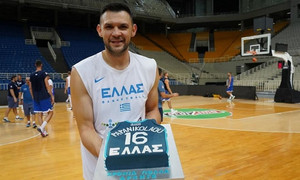 Εθνική ομάδα: Η τούρτα για τον Παπανικολάου (vid)