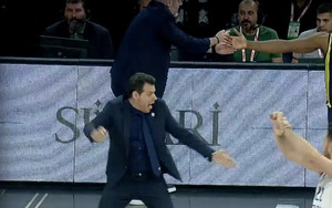 Εφές-Φενέρμπαχτσε: Έξαλλος ο Ιτούδης στο φινάλε, μπήκε στο παρκέ! (vid)