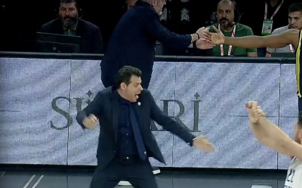 Εφές-Φενέρμπαχτσε: Έξαλλος ο Ιτούδης στο φινάλε, μπήκε στο παρκέ! (vid)